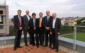 Jochen Keysberg, Bilfinger Berger Ingenieurbau, Wolfgang Wahlmüller, ÖSW, Rudolf Kraft Bilfinger Berger Baugesellschaft, Stefan Roth, Bilfinger Berger Ingenieurbau, Ludger Koch, Bilfinger Berger Baugesellschaft, und Harald Butter, BAI, auf der Terrasse des neuen Bürohauses Forum Schönbrunn.